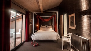 A bedroom with a bed, a chair, a window, and a radiator. - La Closerie aux Violettes chambres d'hôtes (Toulouse)