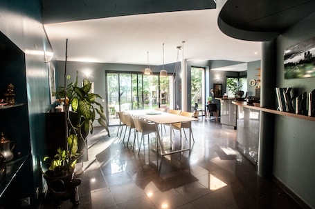 Desayuno completo diario (EUR 15 por persona)