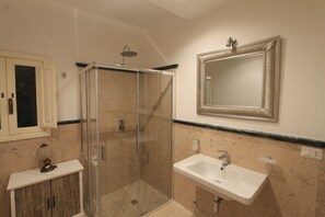 Bruser, hårtørrer, bidet, håndklæder