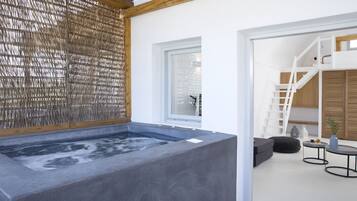 Junior Studio Suite, Hot Tub | Minibar, in-room safe, iron/ironing board, free cribs/infant beds