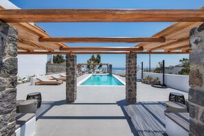 Seasonal outdoor pool - June Twenty Suites (Santorini)