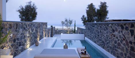 Suite Studio Exécutive, piscine privée | Minibar, coffres-forts dans les chambres, fer et planche à repasser