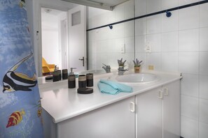 Lägenhet Deluxe | Badrum | Dusch, gratis toalettartiklar, hårtork och handdukar