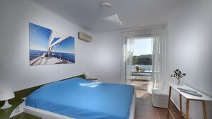 Leilighet – deluxe, sjøutsikt | Blendingsgardiner, strykejern/-brett og wi-fi (inkludert)