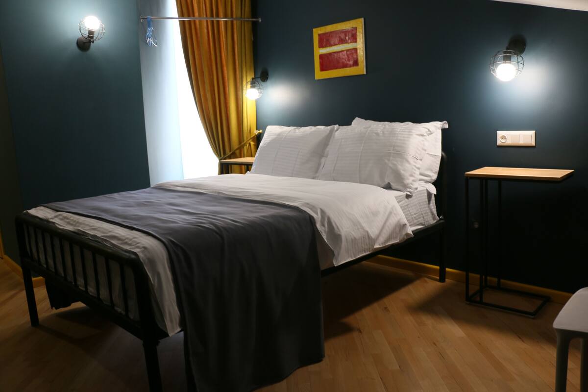 Minibar, in-room safe, desk, iron/ironing board