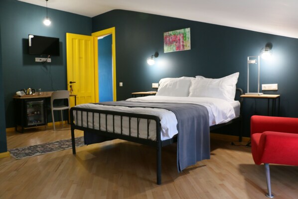 Minibar, in-room safe, desk, iron/ironing board