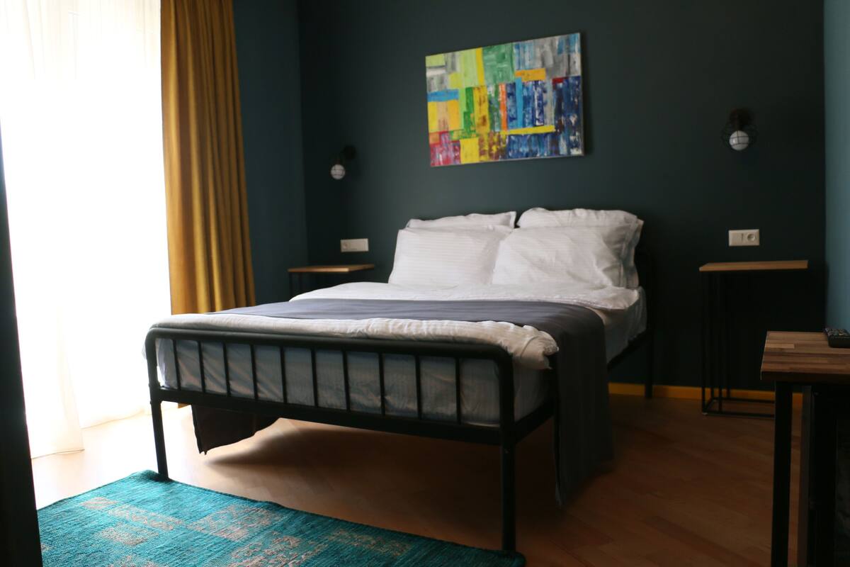 Minibar, in-room safe, desk, iron/ironing board