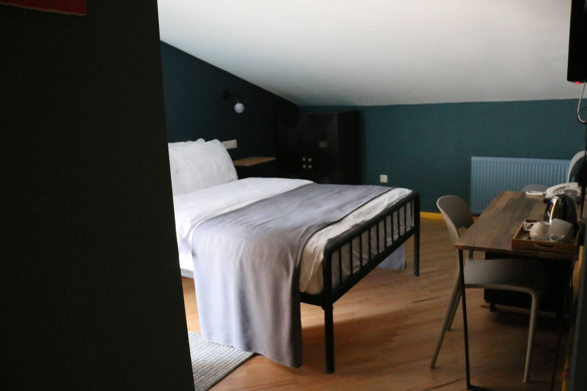 Minibar, in-room safe, desk, iron/ironing board