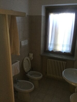 Douche, sèche-cheveux, bidet, serviettes fournies