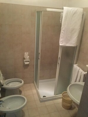 Douche, sèche-cheveux, bidet, serviettes fournies