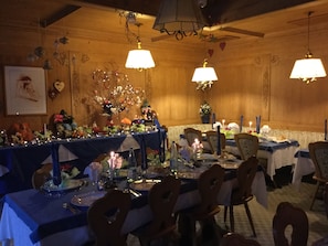 Mittagessen und Abendessen, lokale und internationale Küche
