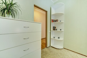 Iron/ironing board, bed sheets