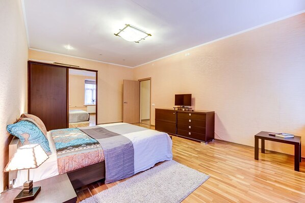 Iron/ironing board, bed sheets