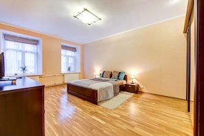Iron/ironing board, bed sheets