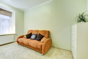 Iron/ironing board, bed sheets