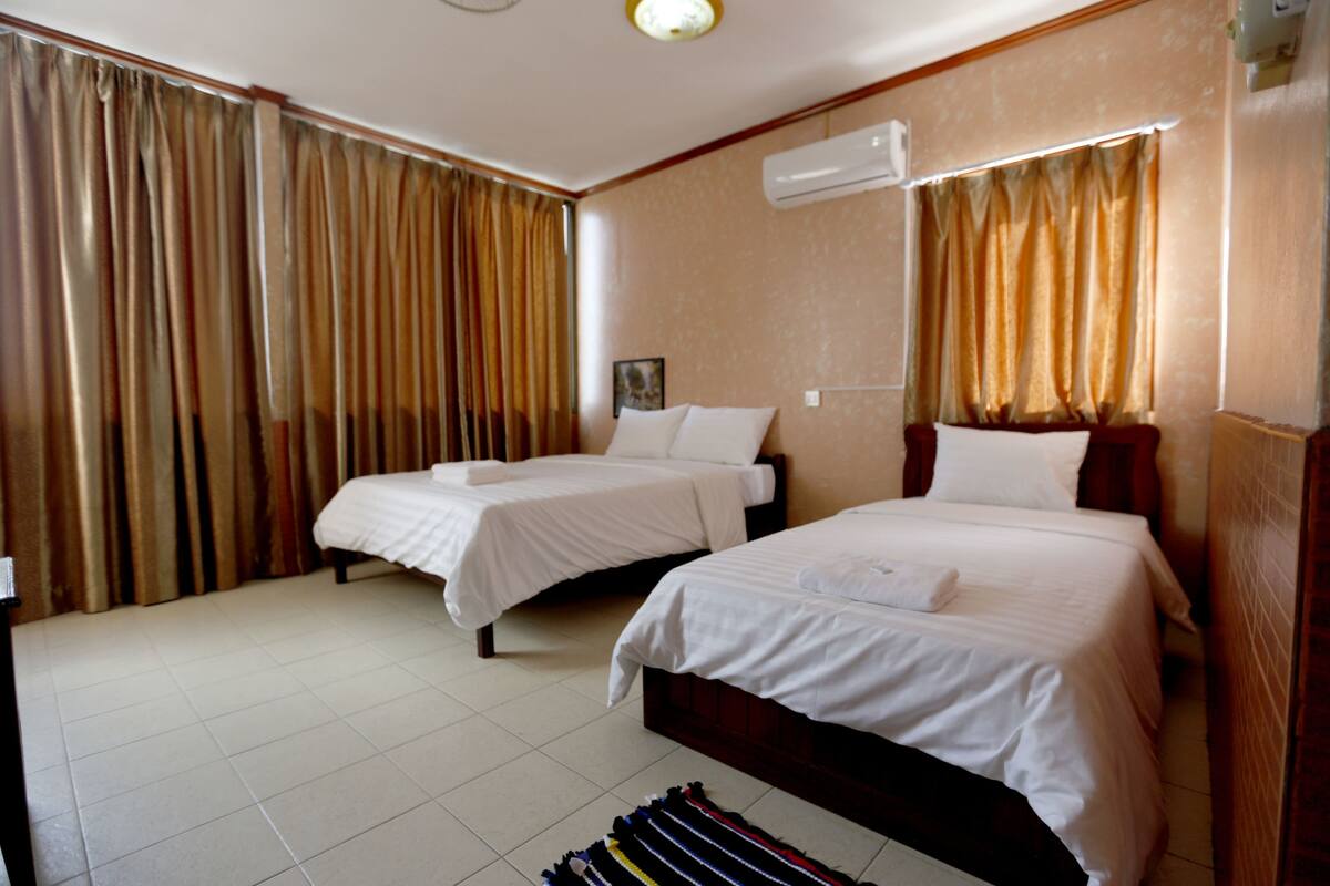 Habitación familiar | Cortinas opacas y wifi gratis