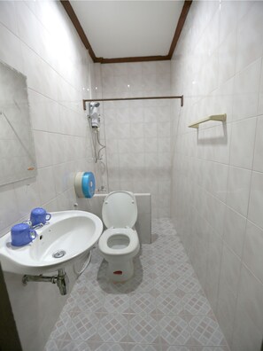 Shower, free toiletries, towels - Intouch Guest House (Vientiane)