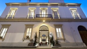 A large, white building with multiple windows and a central entrance. - Palazzo Vaglio Relais (Nardò)
