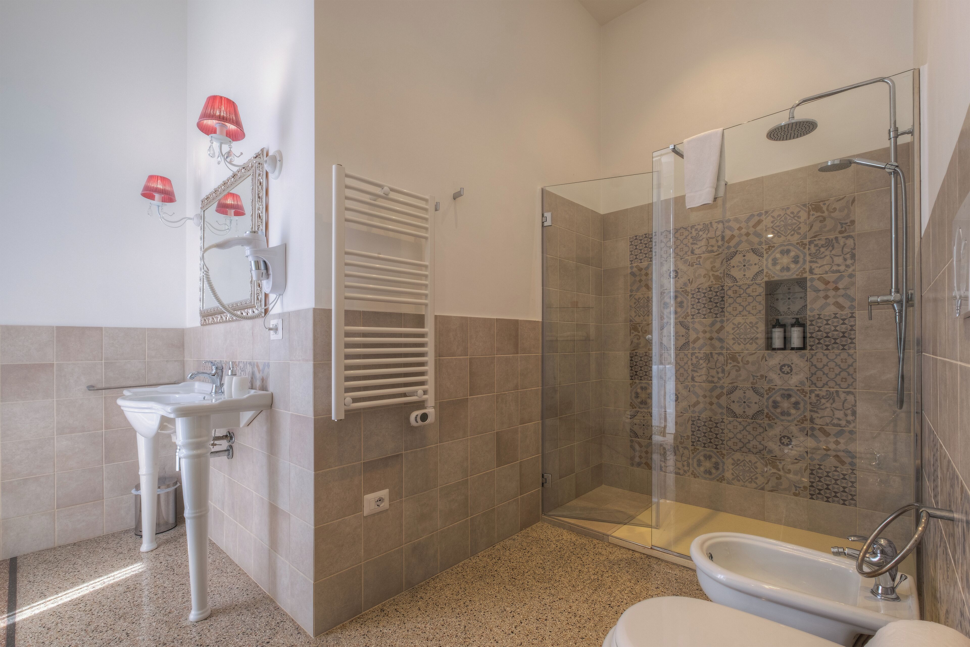 Een badkamer met een wastafel, douche en bad.