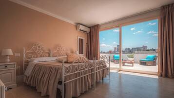 Panoramic Double Room | Minibar, blackout drapes, free WiFi, bed sheets