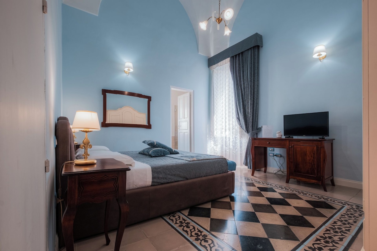 Minibar, blackout drapes, WiFi (free), bed sheets