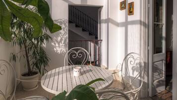 Executive Suite | Living area | Flat-screen TV