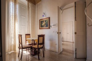 Chambre Quadruple Supérieure (Split Level) | Minibar, rideaux occultants, Wi-Fi gratuit, draps fournis
