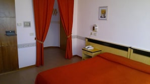 Escritorio, wifi gratis, ropa de cama y acceso para silla de ruedas