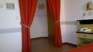 Standard-Doppelzimmer, Stadtblick | Schreibtisch, kostenloses WLAN, Bettwäsche, Rollstuhlgeeignet
