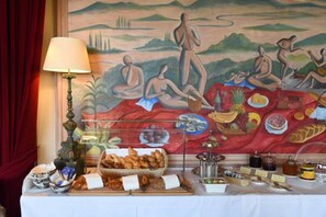 Daily buffet breakfast for a fee