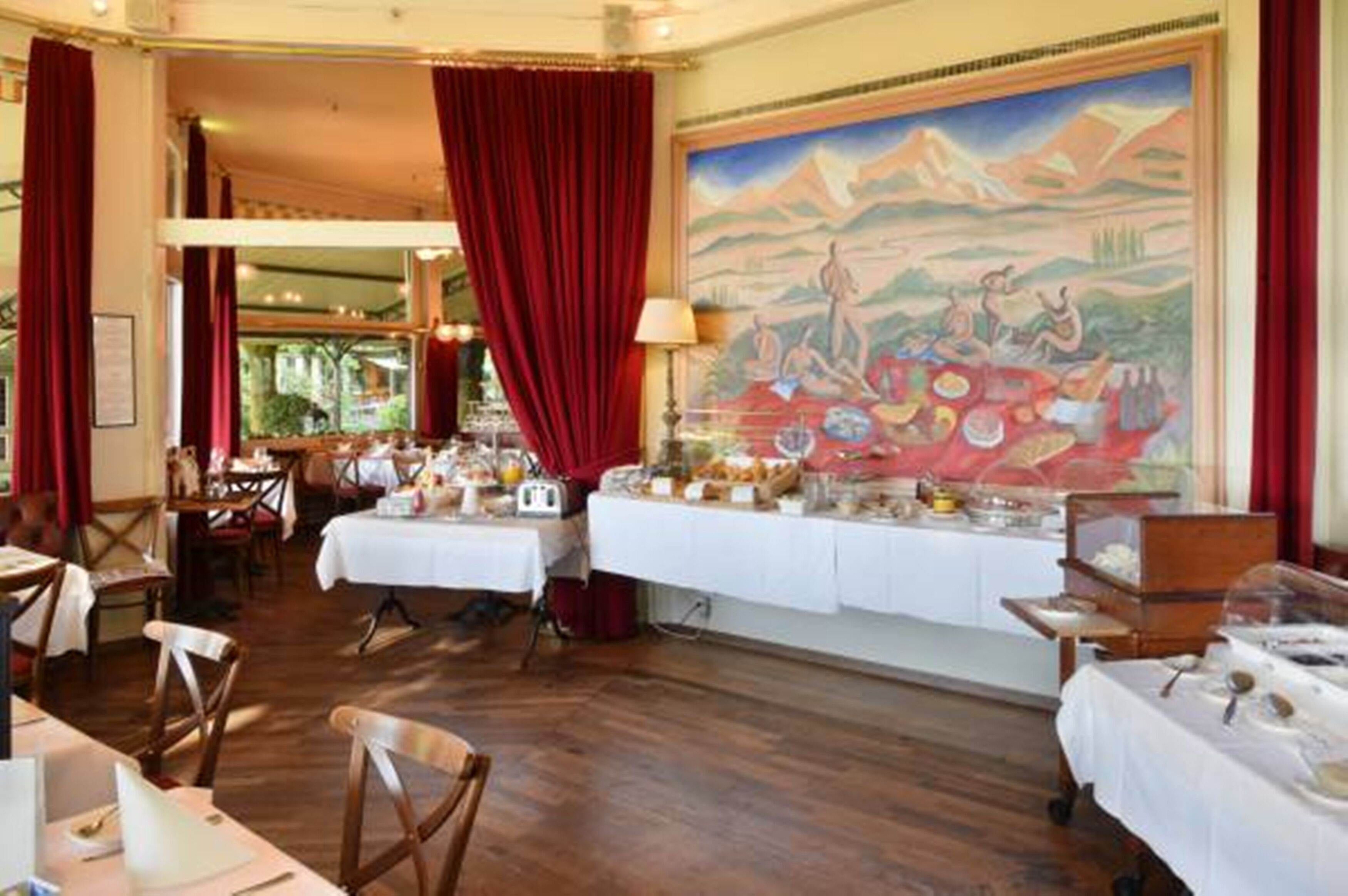 Daily buffet breakfast (CHF 32 per person)