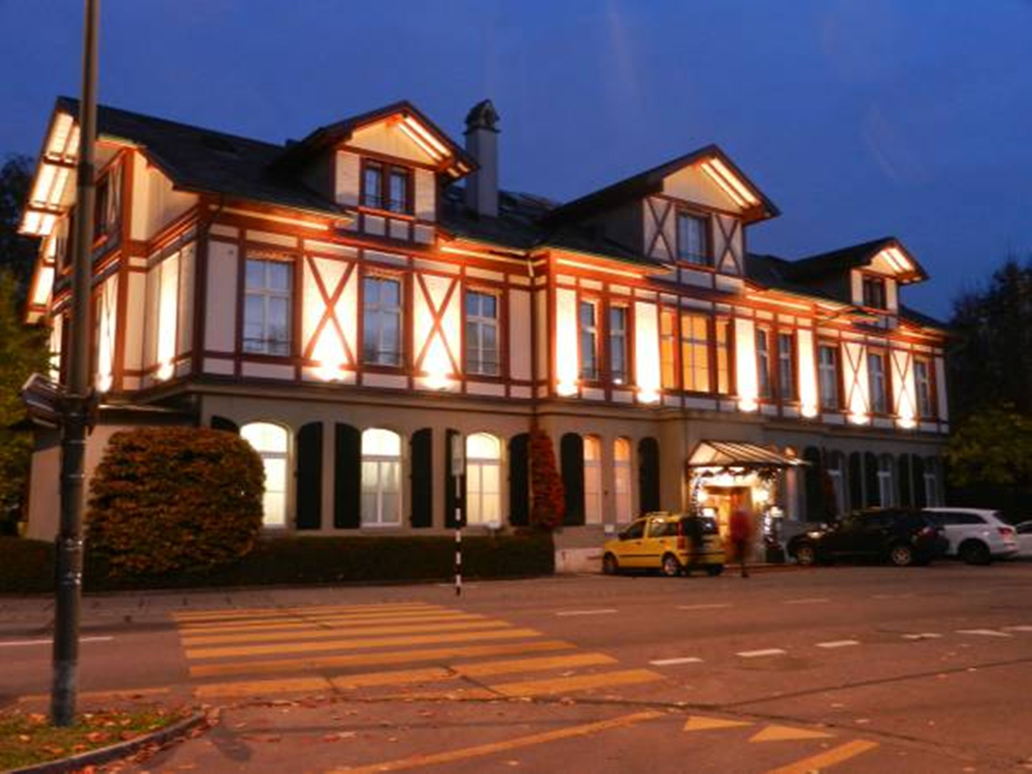 Voorkant accommodatie - avond/nacht