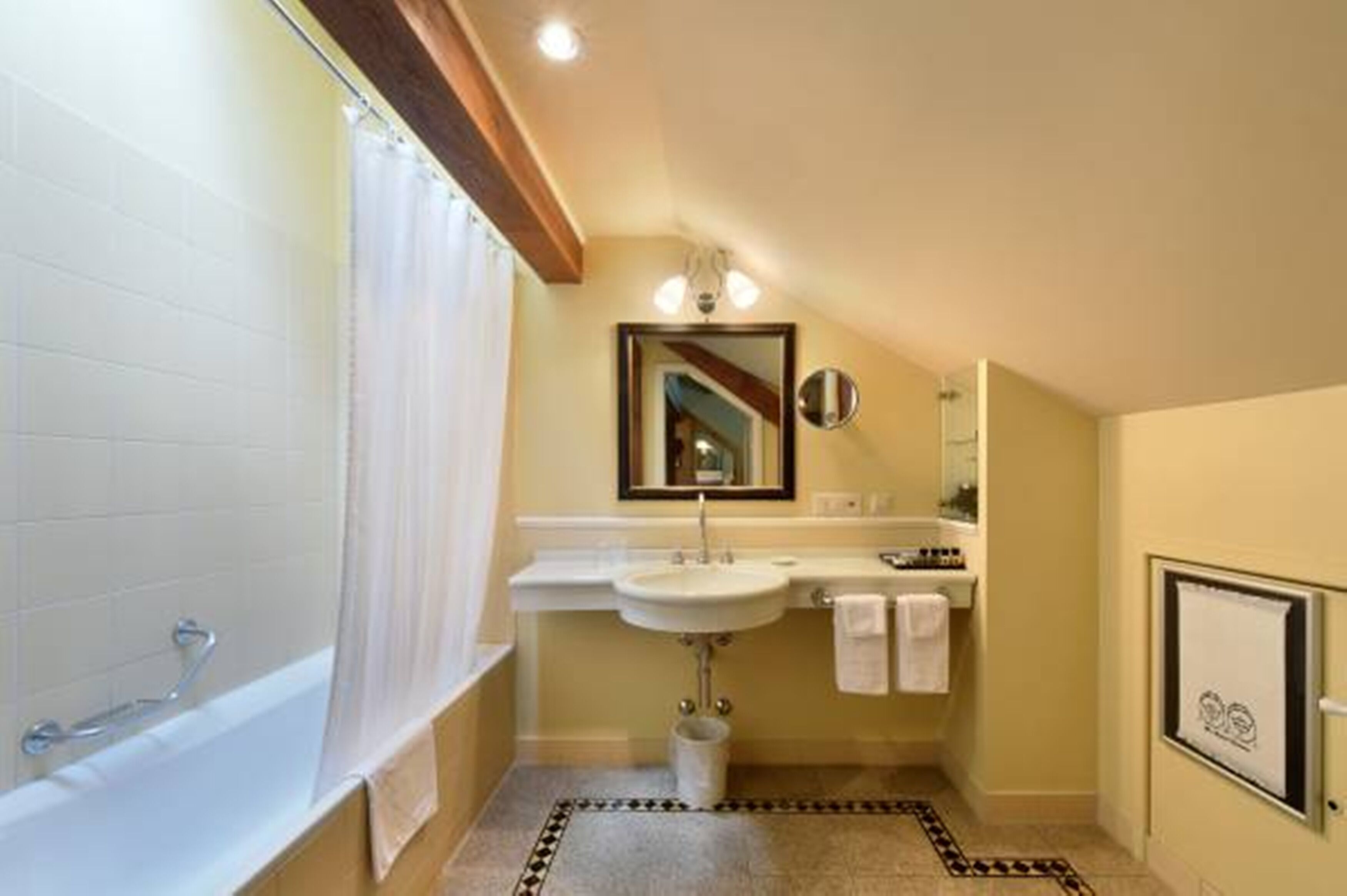 superior jazz junior suite | bathroom | free toiletries, hair dryer, bathrobes, slippers