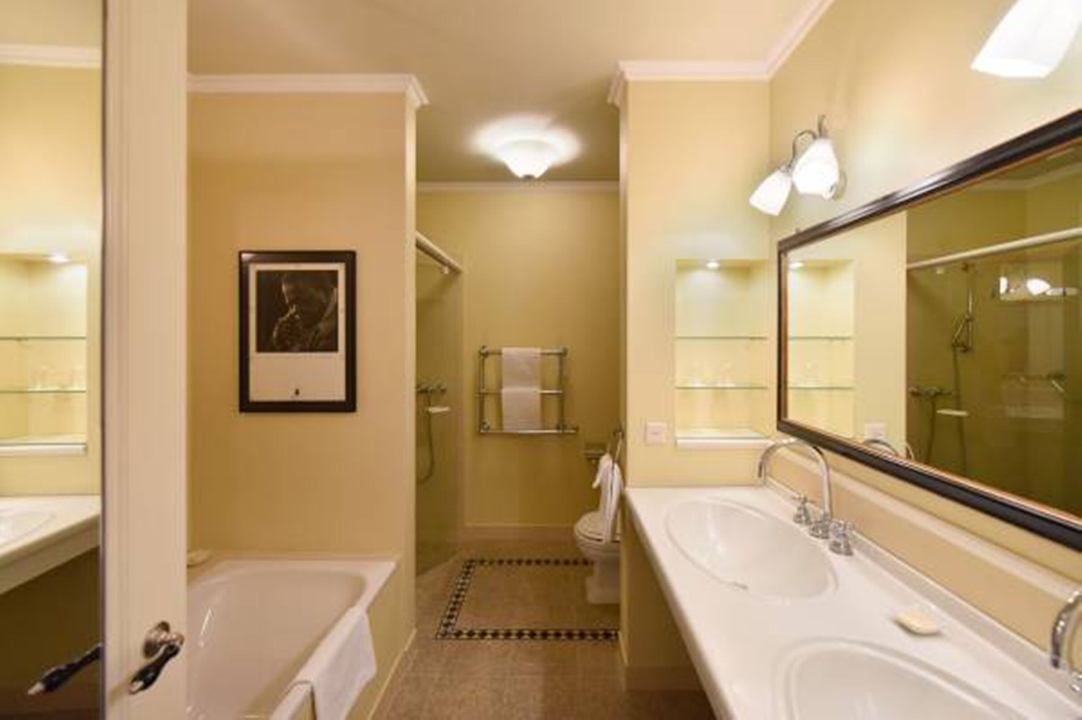 superior jazz junior suite | bathroom | free toiletries, hair dryer, bathrobes, slippers