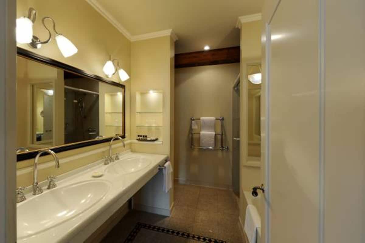 superior jazz junior suite | bathroom | free toiletries, hair dryer, bathrobes, slippers