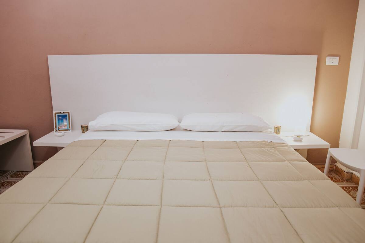 Quarto casal standard, banheiro privativo | Escrivaninha, cortinas blackout, Wi-Fi de cortesia, roupa de cama