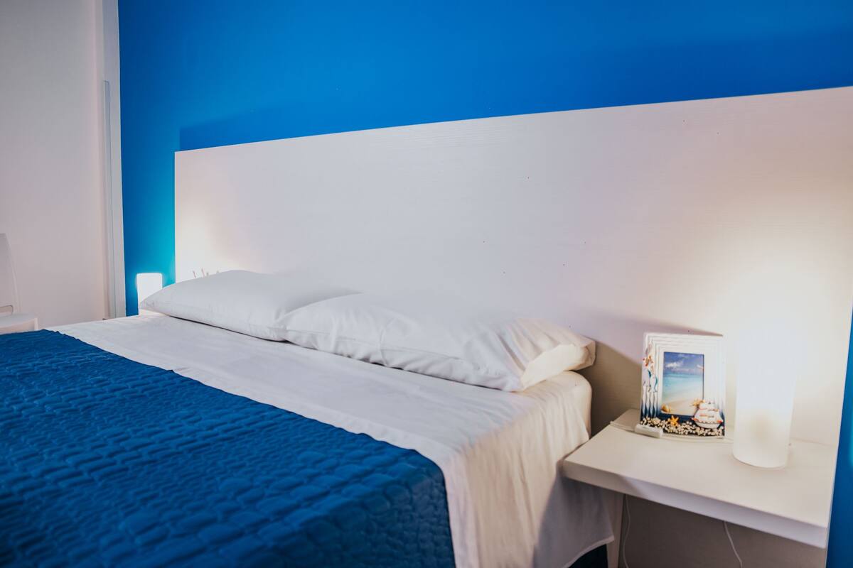 Suíte exclusiva, vista para o mar | Escrivaninha, cortinas blackout, Wi-Fi de cortesia, roupa de cama
