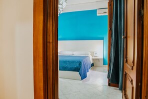 Suíte exclusiva, vista para o mar | Escrivaninha, cortinas blackout, Wi-Fi de cortesia, roupa de cama
