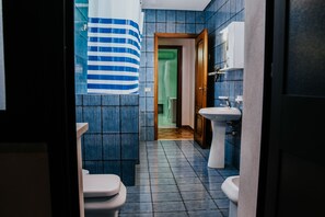 Suíte júnior, vista para o mar | Banheiro | Chuveiro, secador de cabelo, bidê, toalhas de banho
