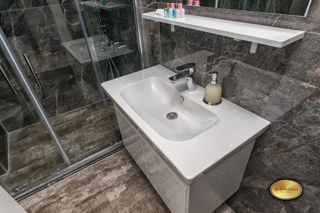 shower, free toiletries, hair dryer, slippers