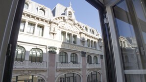 Un edificio imponente con el nombre 