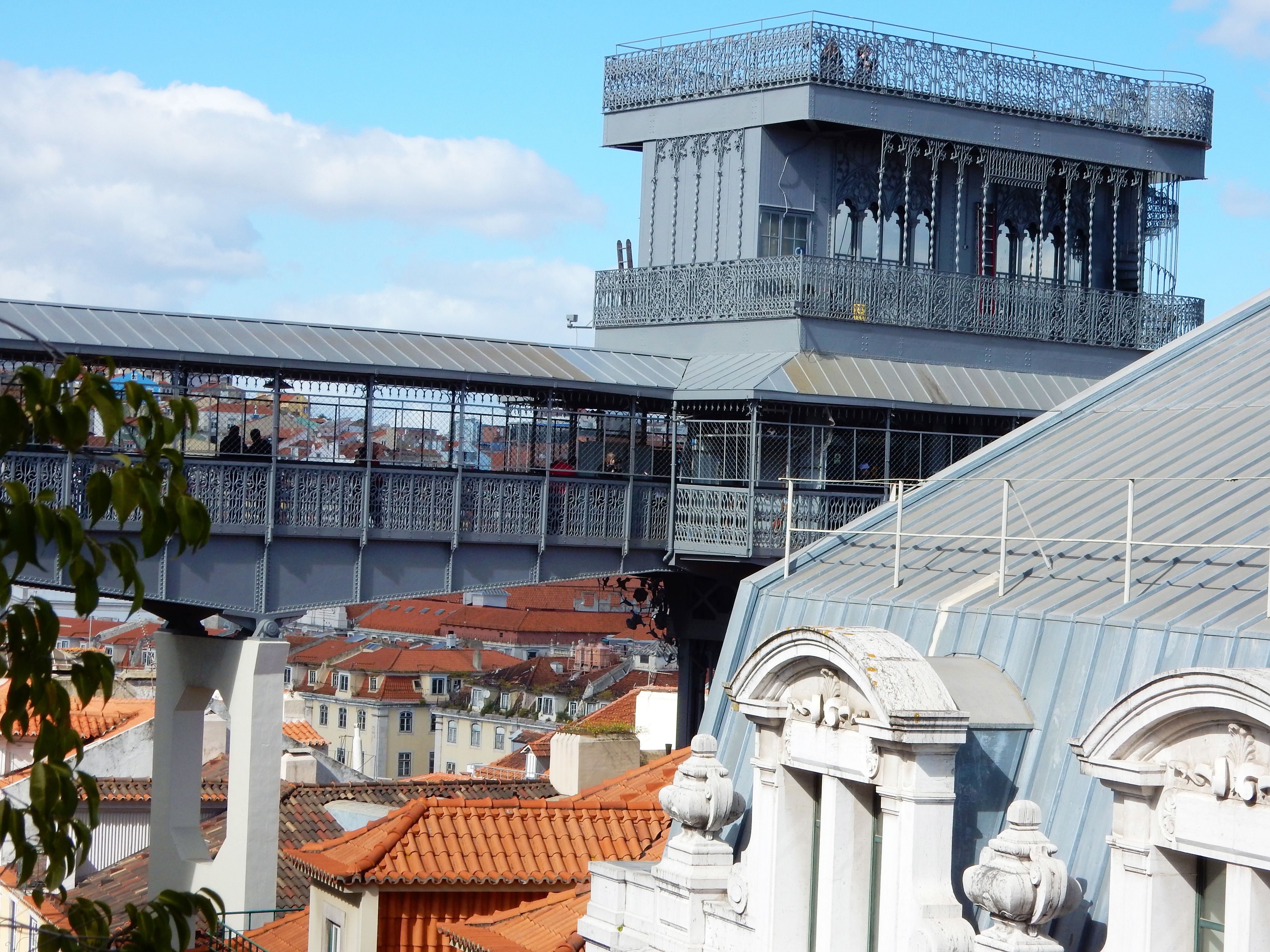 Un bâtiment doté d’un balcon en métal et d’une galerie couverte.