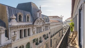 Un edificio histórico con arquitectura ornamentada, que incluye una cúpula destacada y una fachada detallada.