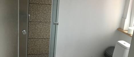 Quarto triplo conforto, 1 quarto | Banheiro | Chuveiro, produtos de toalete grátis