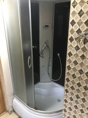 Quarto triplo conforto, 1 quarto | Banheiro | Chuveiro, produtos de toalete grátis