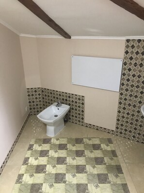 Habitació doble o amb dos llits individuals Comfort, 1 dormitori | Bany | Dutxa, articles de tocador gratuïts, assecador de cabells i tovalloles 