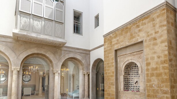 A spacious courtyard with arches, a fountain, and a seating area. - Dar el Jeld Hôtel & Spa (Tunis)