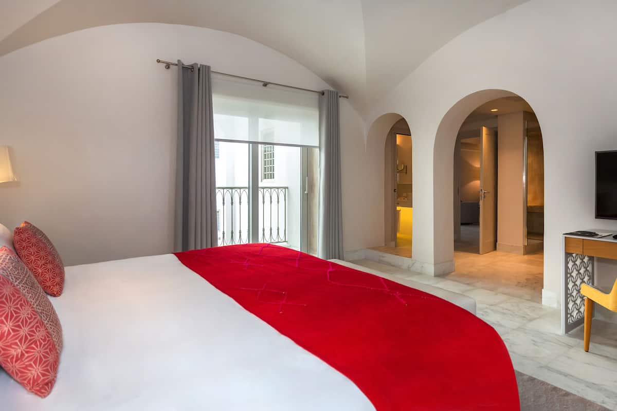 suite | premium bedding, free minibar items, in-room safe, desk