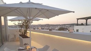 An outdoor dining area with white tables and chairs, large umbrellas, and candles. - Dar el Jeld Hôtel & Spa (Tunis)