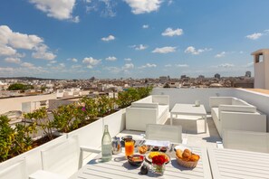 Daily full breakfast (EUR 13.50 per person)